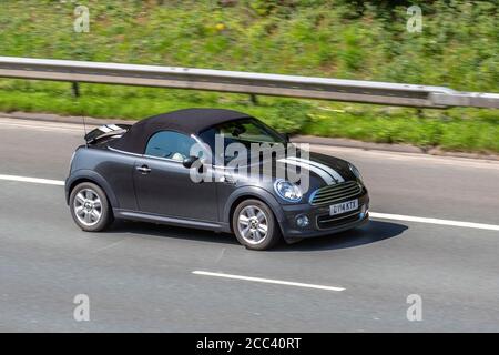 2014 grauer Mini Mini Roadster Cooper; Fahrzeuge, die Fahrzeuge auf britischen Straßen fahren, Motoren, Fahrzeuge auf dem Autobahnnetz der M6. Stockfoto