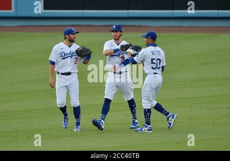 Los Angeles, Usa. August 2020. Los Angeles Dodgers' Outfielder Chris Taylor (3), Cody Bellinger (35) und Mookie Betts (50) versammeln sich, nachdem sie die Seattle Mariners 2-1 im Dodger Stadium in Los Angeles am Dienstag, 18. August 2020 besiegt haben. Foto von Jim Ruymen/UPI Kredit: UPI/Alamy Live Nachrichten Stockfoto