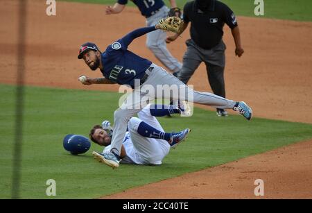 Los Angeles, Usa. August 2020. Seattle Mariners J.P. Crawford dreht das Doppelspiel über Los Angeles Dodgers Justin Turner im siebten Inning im Dodger Stadium in Los Angeles am Dienstag, 18. August 2020. Die Dodgers besiegten die Mariners 2:1. Foto von Jim Ruymen/UPI Kredit: UPI/Alamy Live Nachrichten Stockfoto