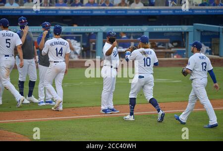 Los Angeles, Usa. August 2020. Los Angeles Dodgers' Manager Dave Roberts gibt Justin Turner Daumen nach dem Sieg über die Seattle Mariners 2-1 im Dodger Stadium in Los Angeles am Dienstag, 18. August 2020. Foto von Jim Ruymen/UPI Kredit: UPI/Alamy Live Nachrichten Stockfoto