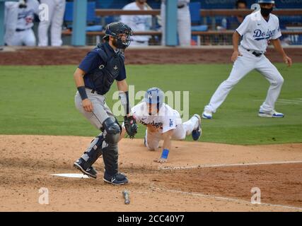 Los Angeles, Usa. August 2020. Los Angeles Dodgers' Austin Barnes erzielt den Go-Ahead-Lauf auf der Single von Corey Seager im achten Inning gegen die Seattle Mariners im Dodger Stadium in Los Angeles am Dienstag, 18. August 2020. Die Dodgers besiegten die Mariners 2:1. Foto von Jim Ruymen/UPI Kredit: UPI/Alamy Live Nachrichten Stockfoto