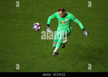 Lissabon, Portugal. August 2020. Peter Gulacsi von RB Leipzig kontrolliert den Ball beim UEFA Champions League Halbfinale zwischen RB Leipzig und Paris Saint-Germain F.C in Lissabon, Portugal, 18. August 2020. Kredit: Julian Finney/UEFA via Xinhua/Alamy Live Nachrichten Stockfoto