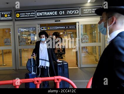 Lod, Israel. August 2020. Ultra-orthodoxe Juden mit Schutzmasken kommen am Ben Gurion International Airport, in Lod, nahe Tel Aviv, an, als Israel die Flugbeschränkungen für Coronaviren lockert, Dienstag, den 18. August 2020. Israelis können frei von und nach Griechenland, Kroatien und Bulgarien reisen und aus 17 Ländern ohne Quarantäne zurückkehren. Touristen aus definierten "grünen" Ländern können ohne Quarantäne nach Israel einreisen. Foto von Debbie Hill/UPI Kredit: UPI/Alamy Live Nachrichten Stockfoto