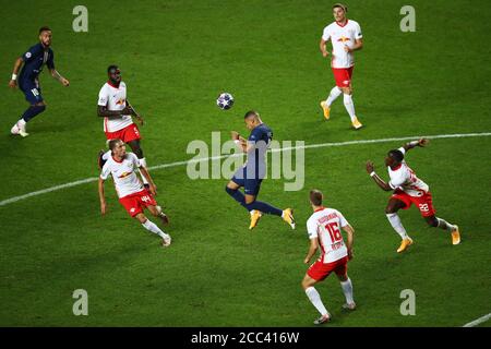 Lissabon, Portugal. August 2020. Kylian Mbappe aus Paris Saint-Germain gewinnt einen Kopfball während des UEFA Champions League Halbfinales zwischen RB Leipzig und Paris Saint-Germain F.C in Lissabon, Portugal, 18. August 2020. Kredit: Julian Finney/UEFA via Xinhua/Alamy Live Nachrichten Stockfoto