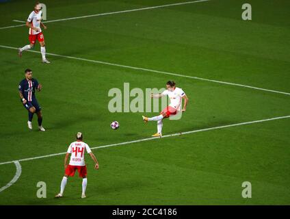 Lissabon, Portugal. August 2020. Marcel Sabitzer (R) von RB Leipzig schießt den Ball beim UEFA Champions League Halbfinale zwischen RB Leipzig und Paris Saint-Germain F.C in Lissabon, Portugal, 18. August 2020. Kredit: Julian Finney/UEFA via Xinhua/Alamy Live Nachrichten Stockfoto