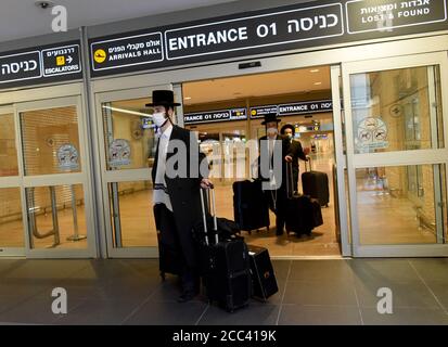Lod, Israel. August 2020. Ultra-orthodoxe Juden mit Schutzmasken kommen am Ben Gurion International Airport, in Lod, nahe Tel Aviv, an, als Israel die Flugbeschränkungen für Coronaviren lockert, Dienstag, den 18. August 2020. Israelis können frei von und nach Griechenland, Kroatien und Bulgarien reisen und aus 17 Ländern ohne Quarantäne zurückkehren. Touristen aus definierten "grünen" Ländern können ohne Quarantäne nach Israel einreisen. Foto von Debbie Hill/UPI Kredit: UPI/Alamy Live Nachrichten Stockfoto