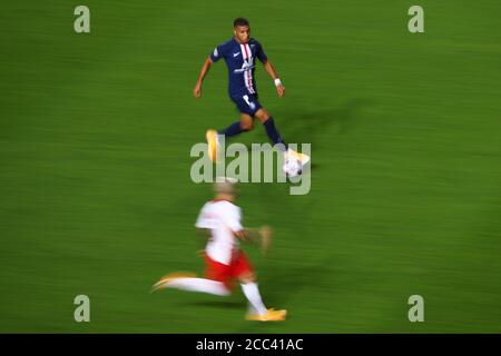 Lissabon, Portugal. August 2020. Kylian Mbappe (TOP) von Paris Saint-Germain läuft mit dem Ball während des UEFA Champions League Halbfinale zwischen RB Leipzig und Paris Saint-Germain F.C in Lissabon, Portugal, 18. August 2020. Kredit: Julian Finney/UEFA via Xinhua/Alamy Live Nachrichten Stockfoto