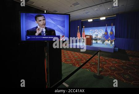 Milwaukee, Usa. August 2020. Der ehemalige Präsident Barack Obama wird gesehen, wie er die Demokratische Nationalkonvent 2004 in Boston als US-Senator in einem Archivvideo adressiert, das am Anfang der zweiten Nacht der virtuellen Demokratischen Nationalkonvent 2020 an seinem Gastgeberstandort in Milwaukee, Wisconsin, am Dienstag, 18. August 2020 gezeigt wird. Pool Foto von Brian Snyder/UPI Kredit: UPI/Alamy Live Nachrichten Stockfoto