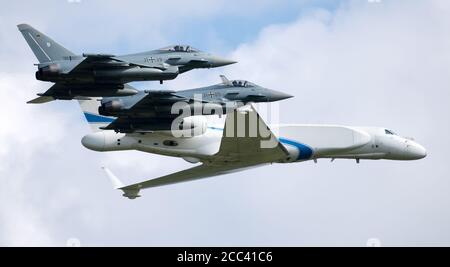 Fürstenfeldbruck, Deutschland. 18. August 2020, Bayern, Fürstenfeldbruck: Zwei Eurofighter der Bundeswehr und ein Learjet der israelischen Luftwaffe fliegen in Formation über den Luftwaffenstützpunkt Fürstenfeldbruck zum Gedenken an den Attentat der Olympischen Spiele 1972. Jagdflugzeug der israelischen Luftwaffe landete erstmals in Deutschland für die Luftkampfübungen der Blue Wings 2020 und MAGDAYs und eine gemeinsame Gedenkfeier. Quelle: dpa picture Alliance/Alamy Live News Stockfoto