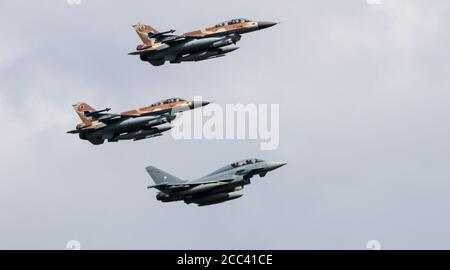 Fürstenfeldbruck, Deutschland. 18. August 2020, Bayern, Fürstenfeldbruck: Zwei F-16-Kampfflugzeuge (oben) der israelischen Luftwaffe (IAF) und ein Eurofighter der Bundeswehr fliegen in Formation über dem Luftwaffenstützpunkt Fürstenfeldbruck zum Gedenken an den Attentat auf die Olympischen Spiele 1972. Für die Luftkampfübungen Blue Wings 2020 und MAGDAYs und eine gemeinsame Gedenkfeier landeten erstmals Kampfflugzeuge der israelischen Luftwaffe in Deutschland. Quelle: dpa picture Alliance/Alamy Live News Stockfoto