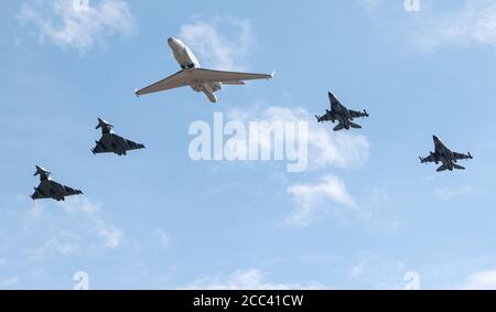 Fürstenfeldbruck, Deutschland. 18. August 2020, Bayern, Fürstenfeldbruck: Zwei F-16-Kampfflugzeuge (rechts) der israelischen Luftwaffe (IAF), zwei Eurofighter der Bundeswehr und ein Learjet der israelischen Luftwaffe fliegen in Formation über den Luftwaffenstützpunkt Fürstenfeldbruck zum Gedenken an den Attentat der Olympischen Spiele 1972. Jagdflugzeug der israelischen Luftwaffe landete erstmals in Deutschland für die Luftkampfübungen der Blue Wings 2020 und MAGDAYs und eine gemeinsame Gedenkfeier. Quelle: dpa picture Alliance/Alamy Live News Stockfoto