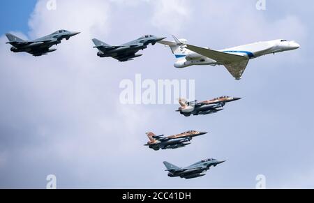 Fürstenfeldbruck, Deutschland. 18. August 2020, Bayern, Fürstenfeldbruck: Zwei Kampfflugzeuge des Typs F-16 (bräunliche Tarnung) der israelischen Luftwaffe (IAF), drei Eurofighter der Bundeswehr (grau) und ein Learjet der israelischen Luftwaffe fliegen in Formation über den Luftwaffenstützpunkt Fürstenfeldbruck zum Gedenken an das Attentat bei den Olympischen Spielen 1972. Für die Luftkampfübungen Blue Wings 2020 und MAGDAYs und eine gemeinsame Gedenkfeier landeten erstmals Kampfflugzeuge der israelischen Luftwaffe in Deutschland. Quelle: dpa picture Alliance/Alamy Live News Stockfoto