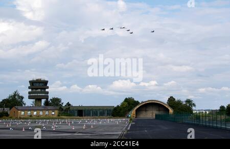 Fürstenfeldbruck, Deutschland. 18. August 2020, Bayern, Fürstenfeldbruck: Zwei F-16 Kampfflugzeuge (2. Von rechts und 3. Von rechts) der israelischen Luftwaffe (IAF), drei Eurofighter der Bundeswehr und ein Learjet der israelischen Luftwaffe fliegen in Formation über den Luftwaffenstützpunkt Fürstenfeldbruck zum Gedenken an den Attentat der Olympischen Spiele 1972. Jagdflugzeug der israelischen Luftwaffe landete erstmals in Deutschland für die Luftkampfübungen der Blue Wings 2020 und MAGDAYs und eine gemeinsame Gedenkfeier. Quelle: dpa picture Alliance/Alamy Live News Stockfoto