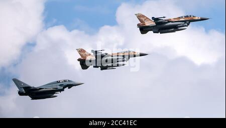 Fürstenfeldbruck, Deutschland. 18. August 2020, Bayern, Fürstenfeldbruck: Zwei F-16-Kampfflugzeuge (rechts) der israelischen Luftwaffe (IAF) und ein Eurofighter der Bundeswehr fliegen in Formation über dem Luftwaffenstützpunkt Fürstenfeldbruck zum Gedenken an den Attentat auf die Olympischen Spiele 1972. Für die Luftkampfübungen Blue Wings 2020 und MAGDAYs und eine gemeinsame Gedenkfeier landeten erstmals Kampfflugzeuge der israelischen Luftwaffe in Deutschland. Quelle: dpa picture Alliance/Alamy Live News Stockfoto