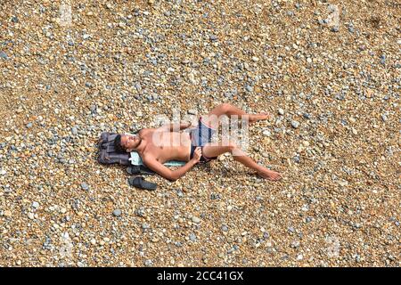 Brighton, Großbritannien. August 2020. Ein Sonnenbad am Strand von Brighton in East Sussex. Quelle: Dave Rushen/SOPA Images/ZUMA Wire/Alamy Live News Stockfoto