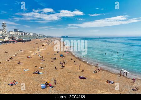 Brighton, Großbritannien. August 2020. Menschen am Strand von Brighton in East Sussex. Quelle: Dave Rushen/SOPA Images/ZUMA Wire/Alamy Live News Stockfoto