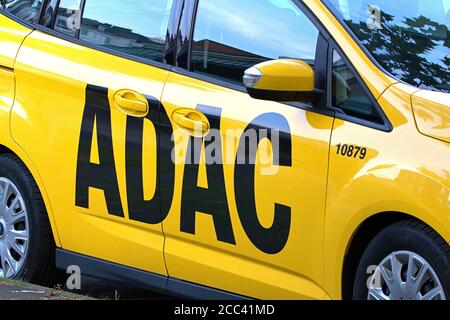 08/01/2020, Kiel, die Seite eines ADAC-Dienstwagens mit dem großen schwarzen Logo auf gelbem Grund. Foto in der Kieler Innenstadt. --- nur für redaktionelle Zwecke! --- nur für redaktionelle Verwendung! --- weltweit im Einsatz Stockfoto