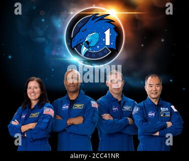 Missionsspezialist Shannon Walker, links, Pilot Victor Glover, Crew Dragon Commander Michael Hopkins - alle NASA-Astronauten - und Japan Aerospace Exploration Agency (JAXA) Astronaut und Missionsspezialist Soichi Noguchi, rechts, werden auf der SpaceX Crew-1-Mission der Agentur zur Internationalen Raumstation starten. Dies wird die erste operative Mission zum Orbiting-Labor im Rahmen des Commercial Crew Program der NASA sein, nachdem die Agentur das Transportsystem für die Besatzung von SpaceX zertifiziert hat. Die Crew wird vom Kennedy Space Center Launch Complex 39A in Florida starten. NASA Foto von Norah Mor Stockfoto