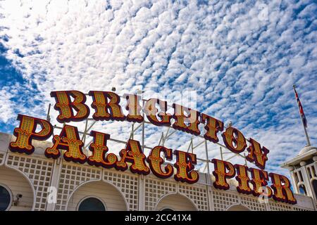 Brighton, Großbritannien. August 2020. Das Schild über dem Eingang zum Brighton Palace Pier. Quelle: Dave Rushen/SOPA Images/ZUMA Wire/Alamy Live News Stockfoto