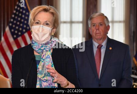 Jefferson City, Usa. August 2020. Missouris Gouverneur Mike Parson hört zu, während Dr. Deborah Birx, die Koordinatorin für die Reaktion auf Coronaviren des Weißen Hauses, während ihres Besuchs in Jefferson City, Missouri, am 18. August 2020 Reporter im Missouri Capitol anspricht. Parson verpflichte sich nach dem Treffen mit Birx nicht, die Ordnung für risikoreiche Grafschaften zu verschleiern. Foto von Missouri Governor's Office/UPI Credit: UPI/Alamy Live News Stockfoto