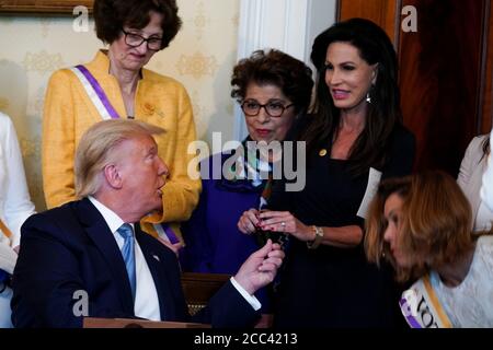 Washington, Usa. August 2020. Präsident Donald Trump reicht Penny Nance, Präsidentin von Betroffene Frauen für Amerika, einen Stift, nachdem er am 18. August 2020 im Blauen Raum des Weißen Hauses in Washington, DC, eine Proklamation zum 100. Jahrestag der Ratifizierung des 19. Zusatzartikels unterzeichnet hat. In diesem Jahr jährt sich zum 100. Mal die 19. Novelle in den Vereinigten Staaten, die amerikanischen Frauen das Wahlrecht garantierte. Pool Foto von Anna Moneymaker/UPI Kredit: UPI/Alamy Live Nachrichten Stockfoto