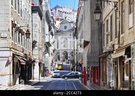 Lissabon, Portugal. August 2020. In Portugal leidet die Tourismusbranche massiv unter den Folgen der Coronavirus-Pandemie - trotz der Hochsaison und Urlaubszeit sind die Gassen und Straßen der Altstadt fast menschenleer, leer und nicht sehr belebt. Eindrücke aus Lissabon während der Coronavirus-Pandemie am 16. August 2020. Quelle: dpa/Alamy Live News Stockfoto