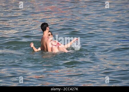 Brighton, Großbritannien. August 2020. Ein Paar wird am Meer im Brighton Palace in East Sussex gesehen. Quelle: Dave Rushen/SOPA Images/ZUMA Wire/Alamy Live News Stockfoto