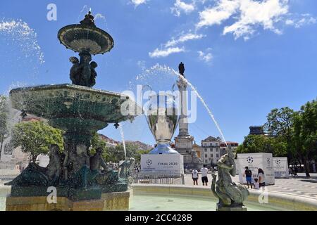 Lissabon, Portugal. August 2020. Nachbau des Champions-League-Pokals, Pokals, Pokals anlässlich des Champions-League-Finalturniers auf dem Rossio. Der Rossio, offiziell Praca de D. Pedro IV, ist einer der berühmtesten Orte, Eindrücke aus Lissabon in Zeiten der Coronavirus-Pandemie am 16. August 2020. Quelle: dpa/Alamy Live News Stockfoto