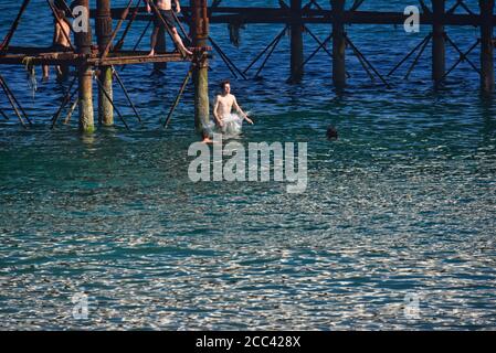 Brighton, Großbritannien. August 2020. Menschen, die vom Pier des Brighton Palace in das Meer springen. Quelle: Dave Rushen/SOPA Images/ZUMA Wire/Alamy Live News Stockfoto