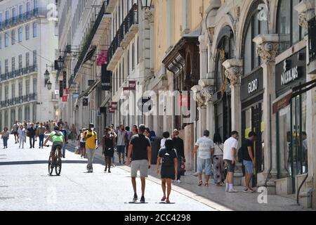 Lissabon, Portugal. August 2020. In Portugal leidet die Tourismusbranche massiv unter den Folgen der Coronavirus-Pandemie - trotz der Hochsaison und Urlaubszeit sind die Straßen der Altstadt fast menschenleer, leer und nicht sehr belebt. Eindrücke aus Lissabon während der Coronavirus-Pandemie am 16. August 2020. Quelle: dpa/Alamy Live News Stockfoto