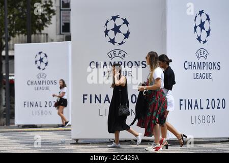 Lissabon, Portugal. August 2020. Champions Leafue Finale 2020 beim Champions League Finalturnier auf dem Rossio. Anstelle von Fußballfans gibt es hauptsächlich Touristen in der Stadt. Der Rossio, offiziell Praca de D. Pedro IV, ist einer der berühmtesten Orte, Eindrücke aus Lissabon in Zeiten der Coronavirus-Pandemie am 16. August 2020. Quelle: dpa/Alamy Live News Stockfoto