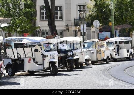 Lissabon, Portugal. August 2020. Elektrische TukTuks, TukTuk sind in der Altstadt-es gibt kaum Touristen in der Stadt. In Portugal leidet die Tourismusbranche massiv unter den Folgen der Coronavirus-Pandemie - trotz Hochsaison und Urlaubszeit sind die Straßen der Altstadt fast menschenleer, leer. Eindrücke aus Lissabon während der Coronavirus-Pandemie am 16. August 2020. Quelle: dpa/Alamy Live News Stockfoto