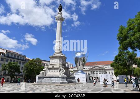 Lissabon, Portugal. August 2020. Nachbau des Champions-League-Pokals, Pokals, Pokals anlässlich des Champions-League-Finalturniers auf dem Rossio. Der Rossio, offiziell Praca de D. Pedro IV, ist einer der berühmtesten Orte, Eindrücke aus Lissabon in Zeiten der Coronavirus-Pandemie am 16. August 2020. Quelle: dpa/Alamy Live News Stockfoto