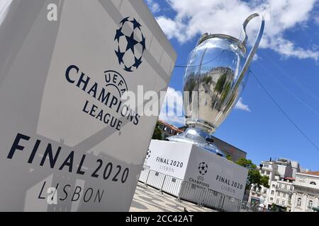 Lissabon, Portugal. August 2020. Nachbau des Champions-League-Pokals, Pokals, Pokals anlässlich des Champions-League-Finalturniers auf dem Rossio. Der Rossio, offiziell Praca de D. Pedro IV, ist einer der berühmtesten Orte, Eindrücke aus Lissabon in Zeiten der Coronavirus-Pandemie am 16. August 2020. Quelle: dpa/Alamy Live News Stockfoto