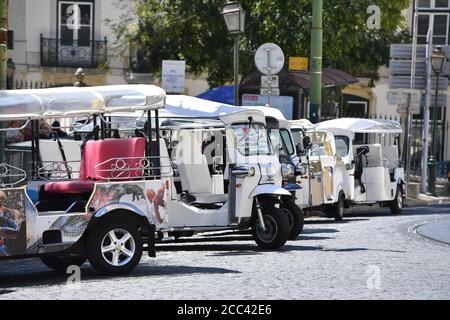 Lissabon, Portugal. August 2020. Elektrische TukTuks, TukTuk sind in der Altstadt-es gibt kaum Touristen in der Stadt. In Portugal leidet die Tourismusbranche massiv unter den Folgen der Coronavirus-Pandemie - trotz Hochsaison und Urlaubszeit sind die Straßen der Altstadt fast menschenleer, leer. Eindrücke aus Lissabon während der Coronavirus-Pandemie am 16. August 2020. Quelle: dpa/Alamy Live News Stockfoto