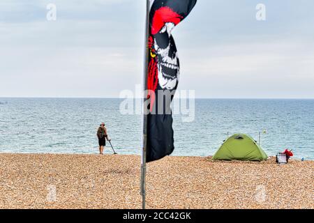 13. August 2020, Brighton, Großbritannien: Ein Mann läuft am Brighton Beach entlang mit einem Metalldetektor. (Bild: © Dave Rushen/SOPA Images via ZUMA Wire) Stockfoto