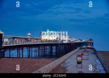 13. August 2020, Brighton, Großbritannien: Der Brighton Palace Pier ist nachts beleuchtet. (Bild: © Dave Rushen/SOPA Images via ZUMA Wire) Stockfoto