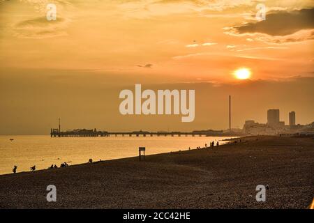 13. August 2020, Brighton, Großbritannien: Die Sonnenuntergänge über Brighton West Pier in East Sussex. (Bild: © Dave Rushen/SOPA Images via ZUMA Wire) Stockfoto