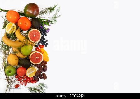 Sammlung von frischem Obst und Gemüse isoliert auf weißem Hintergrund. Breite professionelle Layout-Design-Vorlage mit freiem Platz für Text. Stockfoto