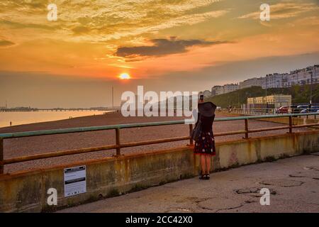 13. August 2020, Brighton, Großbritannien: Eine Frau fotografiert den Sonnenuntergang in Brighton in East Sussex am Telefon. (Bild: © Dave Rushen/SOPA Images via ZUMA Wire) Stockfoto