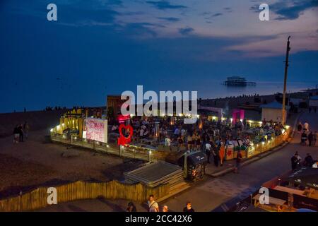 13. August 2020, Brighton, Großbritannien: Menschen in der Shooshh VIP Club Bar am Brighton Beach. (Bild: © Dave Rushen/SOPA Images via ZUMA Wire) Stockfoto