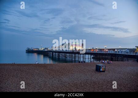 13. August 2020, Brighton, Großbritannien: Der Brighton Palace Pier ist nachts beleuchtet. (Bild: © Dave Rushen/SOPA Images via ZUMA Wire) Stockfoto