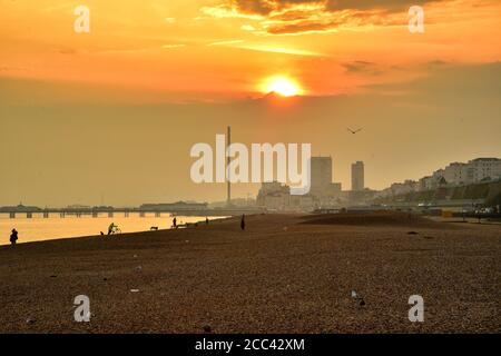 13. August 2020, Brighton, Großbritannien: Die Sonnenuntergänge über dem Brighton West Pier in East Sussex (Bildquelle: © Dave Rushen/SOPA Images via ZUMA Wire) Stockfoto