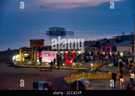 13. August 2020, Brighton, Großbritannien: Menschen in der Shooshh VIP Club Bar am Brighton Beach. (Bild: © Dave Rushen/SOPA Images via ZUMA Wire) Stockfoto