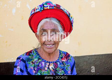 Alte Maya-Frau mit Tocoyal, traditioneller Maya-Kopfbedeckung in der Stadt Santiago Atitlán am Lago de Atitlán, Abteilung Sololá, Guatemala Stockfoto