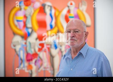 18. August 2020, Mecklenburg-Vorpommern, Schwerin: Bei der Präsentation von Neuerwerbungen für die DDR-Kunstsammlung der Staatlichen Schlösser, Gärten und Kunstsammlungen Mecklenburg-Vorpommerns (SSGK) steht der Maler Hans Ticha vor seinem Gemälde 'Sieger im Radrennen' aus dem Jahr 1970 (Gewinner des Radrennens). Sieben Gemälde der beiden Künstler Ticha und Hornig wurden für rund 150,000 Euro erworben. Der 79-jährige Ticha wird als Mitglied der Pop-Art-Bewegung eingestuft. Foto: Jens Büttner/dpa-Zentralbild/dpa Stockfoto