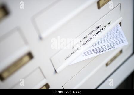 18. August 2020, Nordrhein-Westfalen, Gevelsberg: Eine Wahlbenachrichtigung wird in einem Briefkasten abgelegt. Ab heute werden in Nordrhein-Westfalen die Wahlbenachrichtigungen für die Kommunalwahlen, die Landtagswahlen, die Bürgermeisterwahlen und die Verbandswahlen am 13. September zugestellt. Foto: Jonas Güttler/dpa Stockfoto