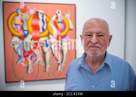 18. August 2020, Mecklenburg-Vorpommern, Schwerin: Bei der Präsentation von Neuerwerbungen für die DDR-Kunstsammlung der Staatlichen Schlösser, Gärten und Kunstsammlungen Mecklenburg-Vorpommerns (SSGK) steht der Maler Hans Ticha vor seinem Gemälde 'Sieger im Radrennen' aus dem Jahr 1970 (Gewinner des Radrennens). Sieben Gemälde der beiden Künstler Ticha und Hornig wurden für rund 150,000 Euro erworben. Der 79-jährige Ticha wird als Mitglied der Pop-Art-Bewegung eingestuft. Foto: Jens Büttner/dpa-Zentralbild/dpa Stockfoto