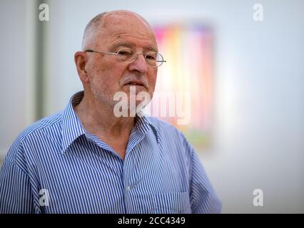 18. August 2020, Mecklenburg-Vorpommern, Schwerin: Der Maler Hans Ticha steht im Ausstellungsraum während der Präsentation von Neuerwerbungen für die DDR-Kunstsammlung der Staatlichen Schlösser, Gärten und Kunstsammlungen Mecklenburg-Vorpommern (SSGK). Sieben Gemälde der beiden Künstler Ticha und Hornig wurden für rund 150,000 Euro erworben. Der 79-jährige Ticha wird als Mitglied der Pop-Art-Bewegung eingestuft. Foto: Jens Büttner/dpa-Zentralbild/dpa Stockfoto