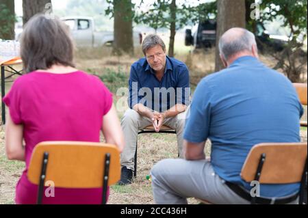 Zeithain, Deutschland. August 2020. Robert Habeck (M), Bundesvorsitzender von Bündnis 90/die Grünen, spricht während seiner Sommertournee mit Journalisten. Habeck will auf seiner Reise herausfinden, wie das Land widerstandsfähiger und krisensicherer werden kann, als Lehre aus der Corona-Krise. Quelle: Sebastian Kahnert/dpa-Zentralbild/dpa/Alamy Live News Stockfoto